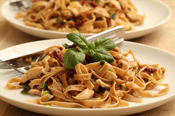 Pastasalat mit Hähnchen und getrockneten Tomaten