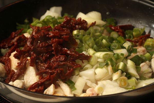 Pastasalat mit Hähnchen und getrockneten Tomaten