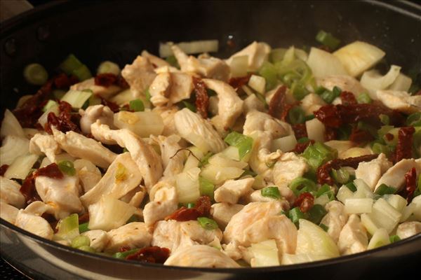 Pastasalat mit Hähnchen und getrockneten Tomaten