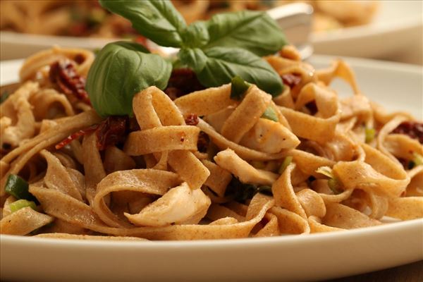 Pastasalat mit Hähnchen und getrockneten Tomaten