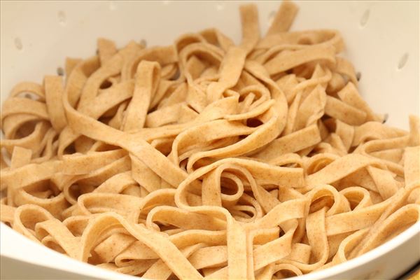 Pastasalat mit Hähnchen und getrockneten Tomaten