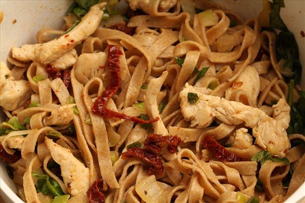 Pastasalat mit Hähnchen und getrockneten Tomaten