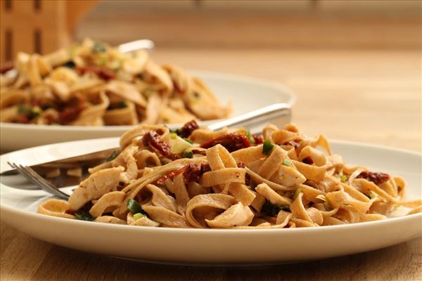 Pastasalat mit Hähnchen und getrockneten Tomaten