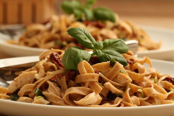 Pastasalat mit Hähnchen und getrockneten Tomaten