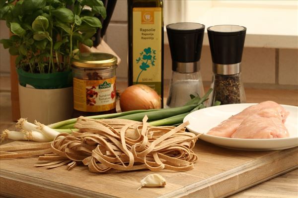 Pastasalat mit Hähnchen und getrockneten Tomaten