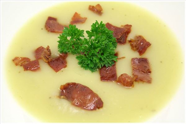 Kartoffelsuppe mit Parmaschinken