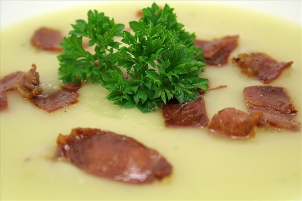 Kartoffelsuppe mit Parmaschinken