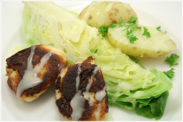 Fischfrikadellen mit Spitzkohl und Kartoffeln
