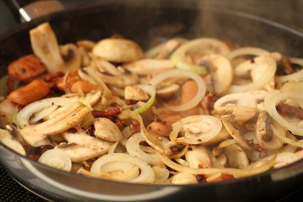 Ofenkoteletts mit Cocktailwürstchen und Champignons