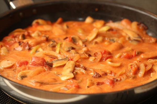 Ofenkoteletts mit Cocktailwürstchen und Champignons