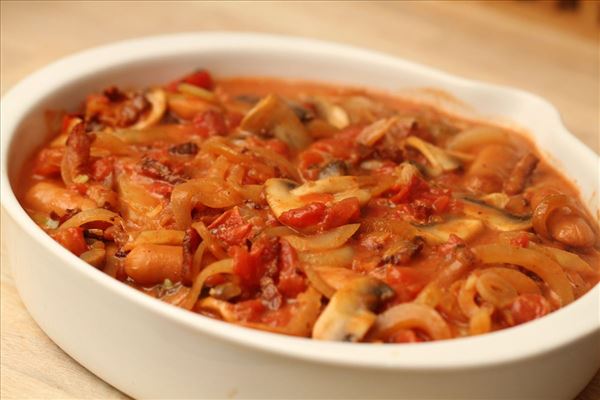 Ofenkoteletts mit Cocktailwürstchen und Champignons