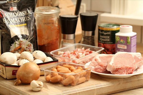 Ofenkoteletts mit Cocktailwürstchen und Champignons