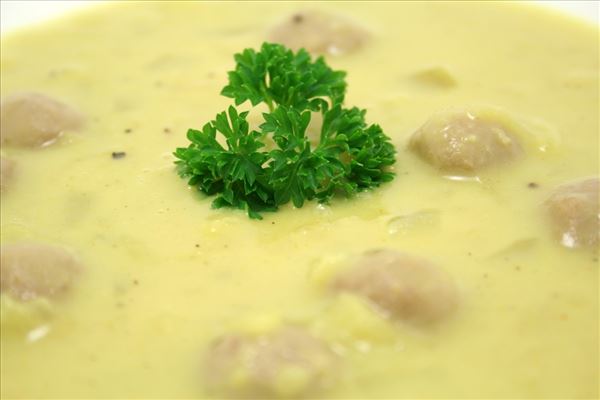Currysuppe mit Fleischklößchen