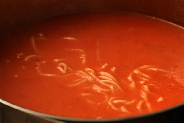 Tomatensuppe mit Nudeln und Fleischklößchen