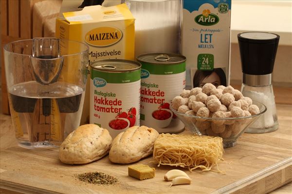 Tomatensuppe mit Nudeln und Fleischklößchen