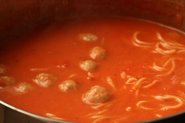 Tomatensuppe mit Nudeln und Fleischklößchen