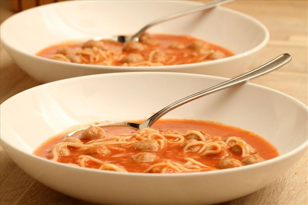 Tomatensuppe mit Nudeln und Fleischklößchen