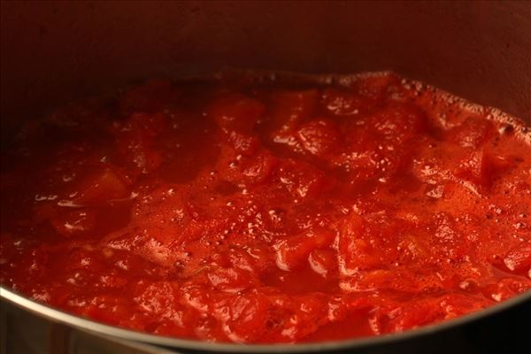 Tomatensuppe mit Nudeln und Fleischklößchen