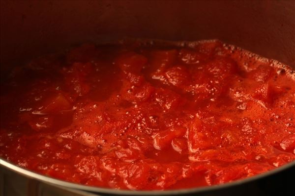 Tomatensuppe mit Nudeln und Fleischklößchen