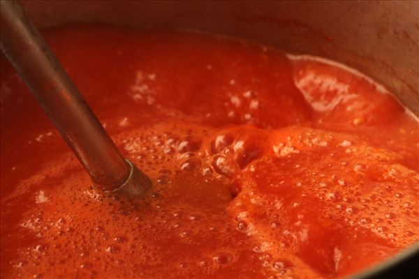 Tomatensuppe mit Nudeln und Fleischklößchen