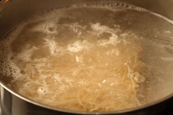 Tomatensuppe mit Nudeln und Fleischklößchen