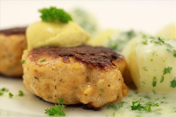 Fischfrikadellen mit Kartoffeln und Petersiliensauce