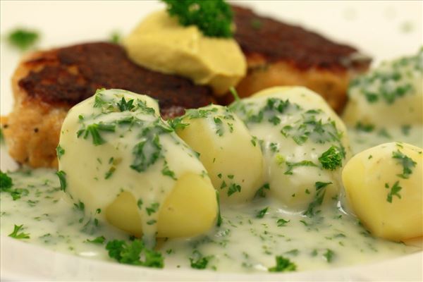 Fischfrikadellen mit Kartoffeln und Petersiliensauce