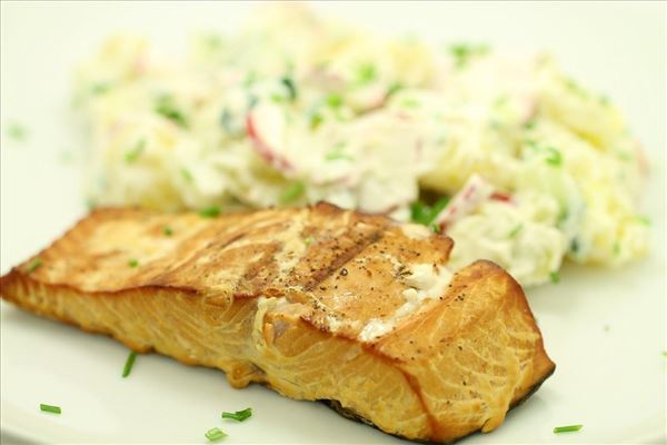 Grill-Lachs mit Kartoffelsalat