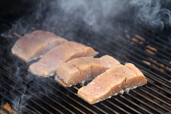 Grill-Lachs mit Kartoffelsalat