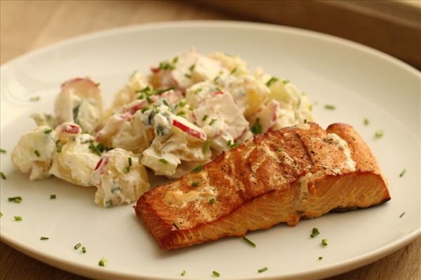 Grill-Lachs mit Kartoffelsalat