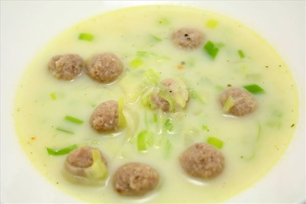 Porreesuppe mit Fleischklößchen