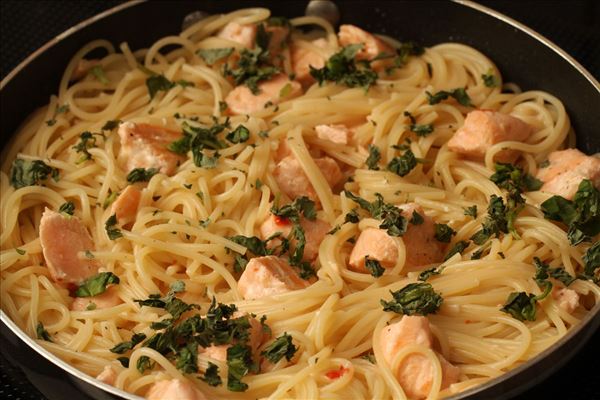 Lachs in Spaghetti mit Chilisauce