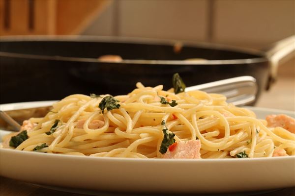 Lachs in Spaghetti mit Chilisauce