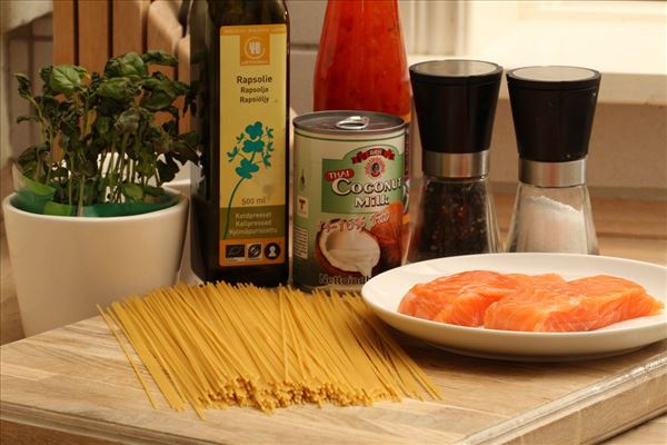 Lachs in Spaghetti mit Chilisauce