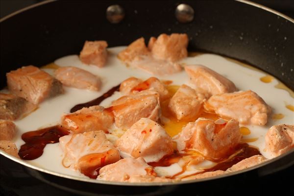 Lachs in Spaghetti mit Chilisauce