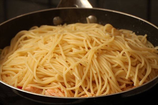 Lachs in Spaghetti mit Chilisauce