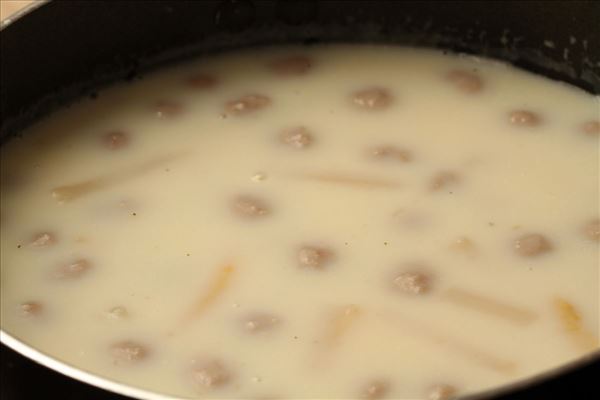 Spargelsuppe mit Fleischklößchen