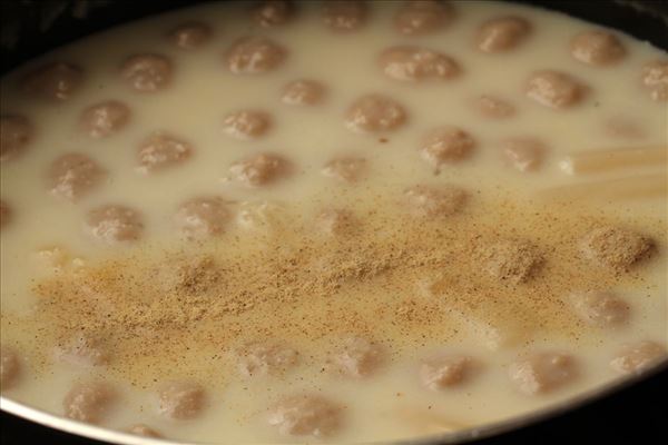 Spargelsuppe mit Fleischklößchen