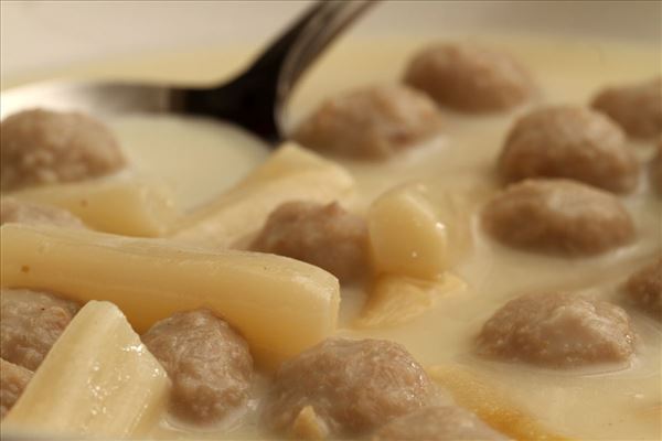 Spargelsuppe mit Fleischklößchen