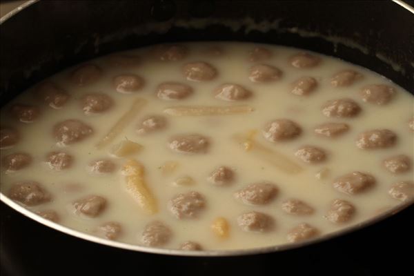 Spargelsuppe mit Fleischklößchen