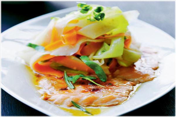 Mit Farin glasierter Lachs mit warmem Wurzelgemüse-Salat