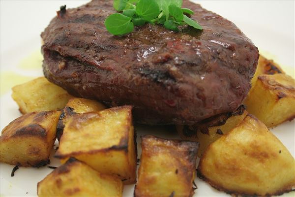 Rindersteak mit Barbecue-Kartoffeln und Sauce Bearnaise