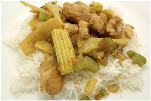 Chop Suey mit Hähnchen und Reis