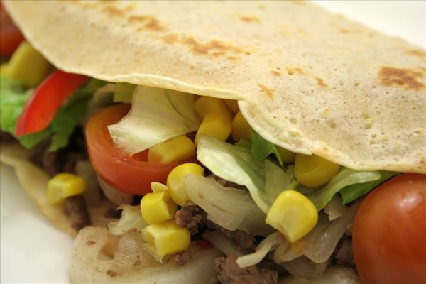 Gefüllte Eierkuchen mit Rindfleisch und Salat