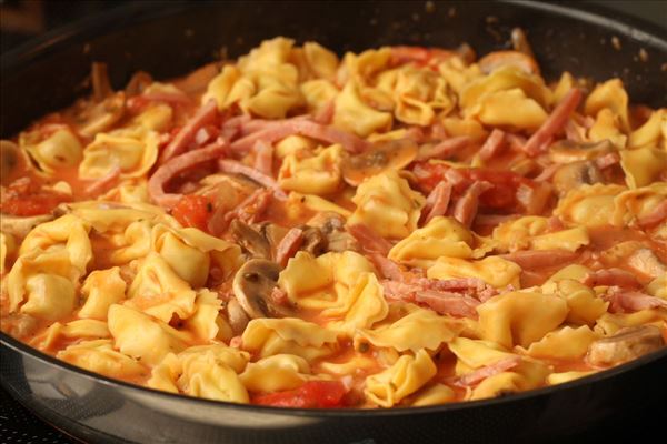 Tortellini-Pfanne mit Salat