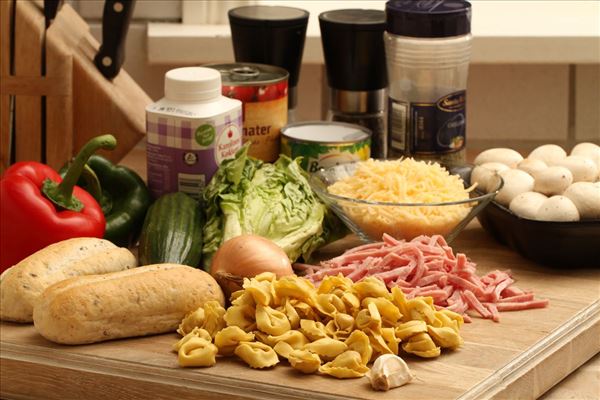 Tortellini-Pfanne mit Salat