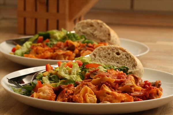 Tortellini-Pfanne mit Salat