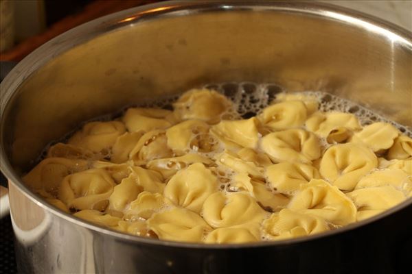 Tortellini-Pfanne mit Salat