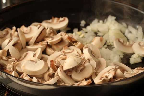 Tortellini-Pfanne mit Salat