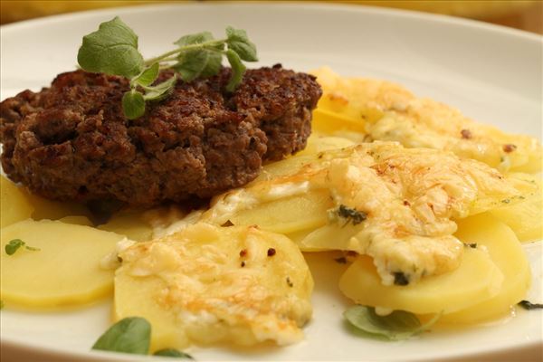 Würz-Hacksteaks mit Bouillonkartoffeln